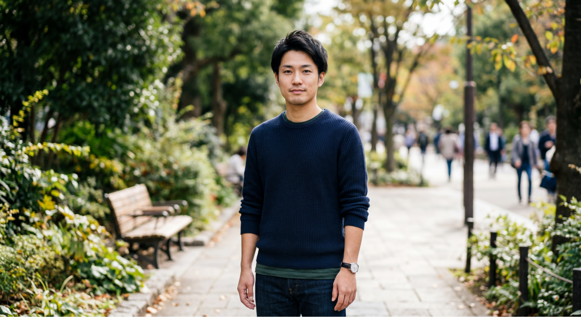 Nano Banana 2で生成した男性のポートレート。公園の木々を背景に、ネイビーのセーターを着用した自然な画像。