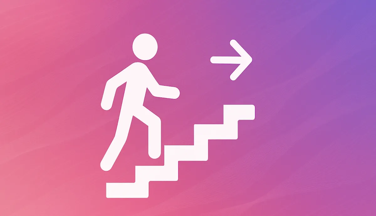 階段を少しずつ上がっている人の様子で小さく始めることを示している画像